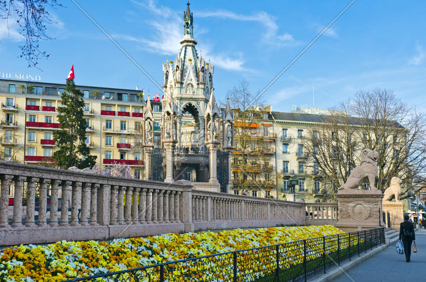 Urban landscape, the diversity of the city's architecture, urban nature or location