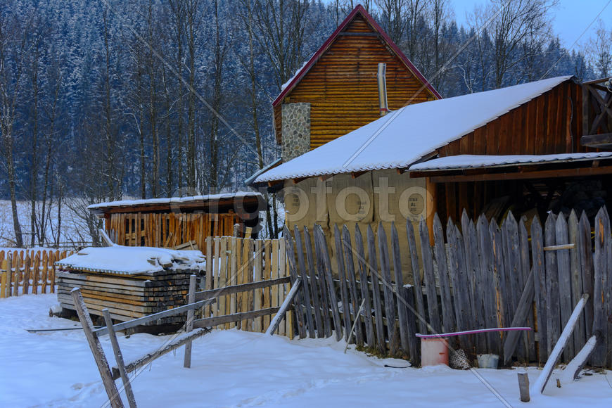 Дизайн частного дома в горной местности в зимний период