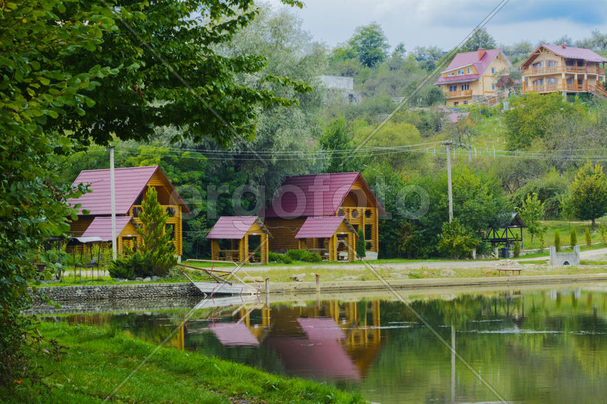 Озеро в горах для отдыха и рыбалки