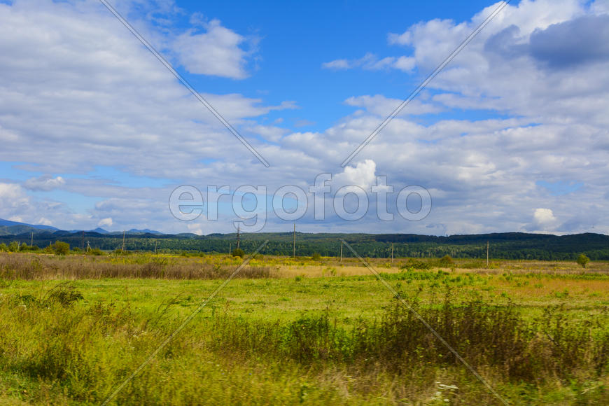 Пейзаж полей и гор в Западной Украине