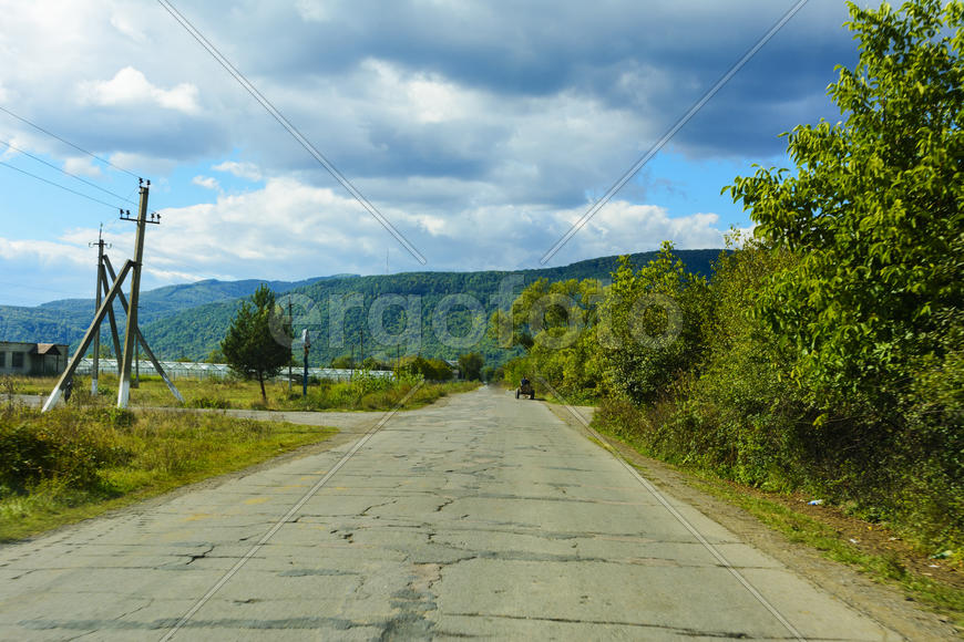 Горная дорога. Ландшафт поля и гор