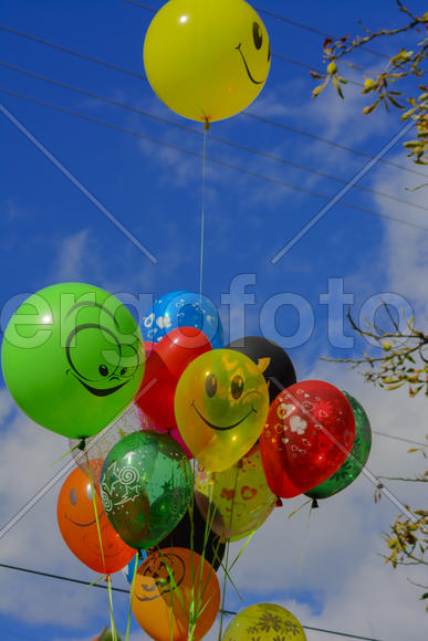 Детские игрушки на ярмарке в селе Западной Украины