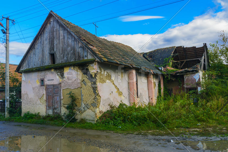 Старый заброшенный дом на краю деревни