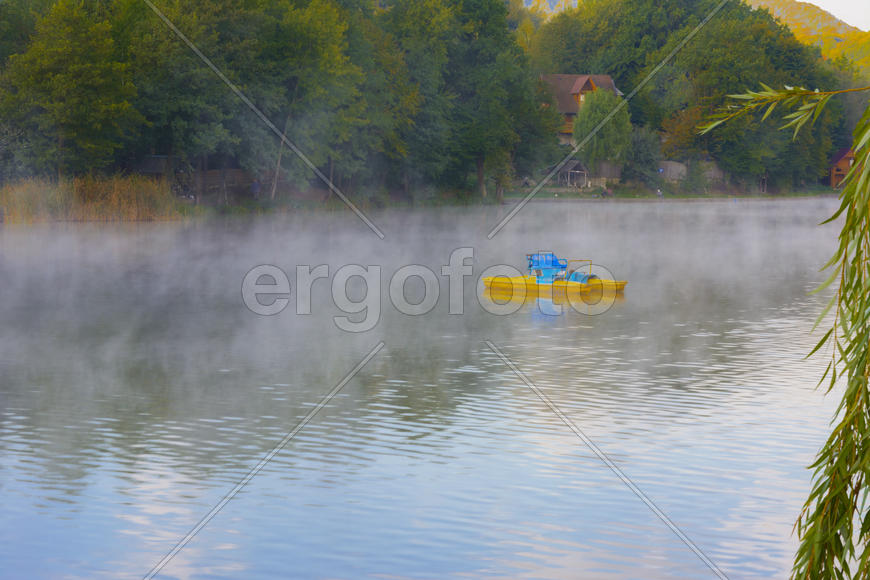 Озеро в горах для отдыха и рыбалки. Ранним утром