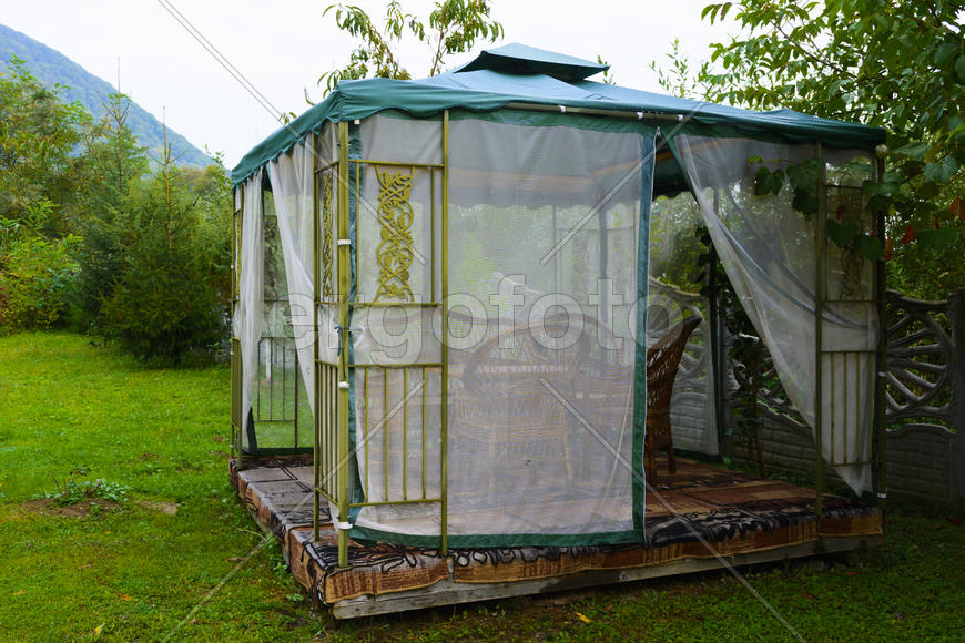 Дизайн двора жилого дома. Уличная беседка 