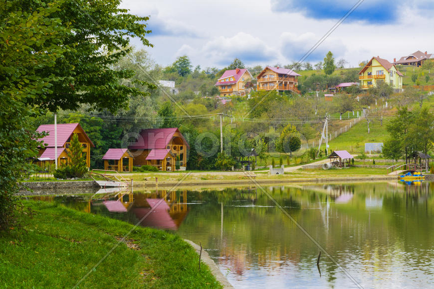 Озеро в горах для отдыха и рыбалки