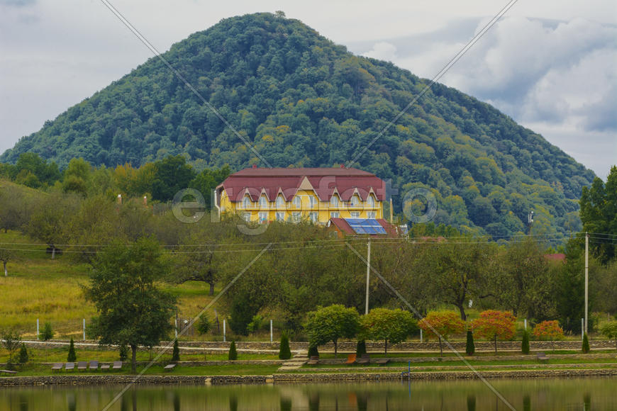 Озеро в горах для отдыха и рыбалки
