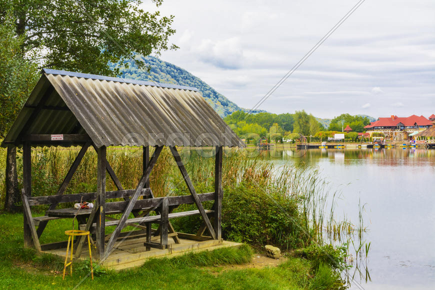 Озеро в горах для отдыха и рыбалки