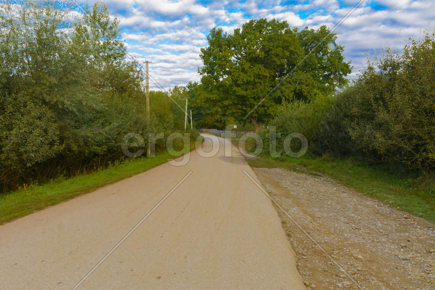 Горная дорога. Ландшафт поля и гор