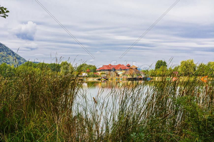Озеро в горах для отдыха и рыбалки