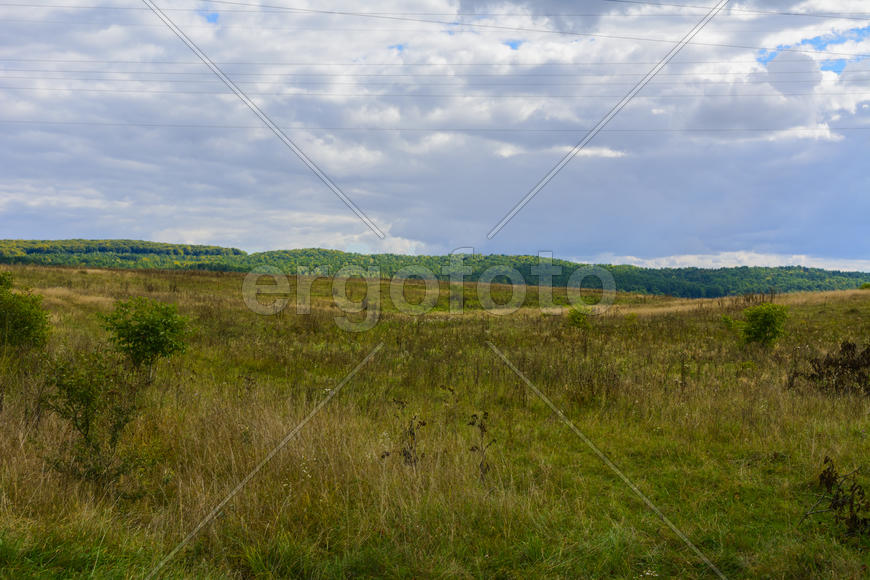 Пейзаж полей и гор в Западной Украине