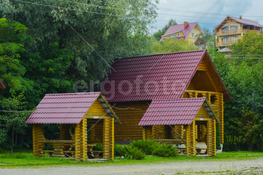 Беседки на берегу озера в горах