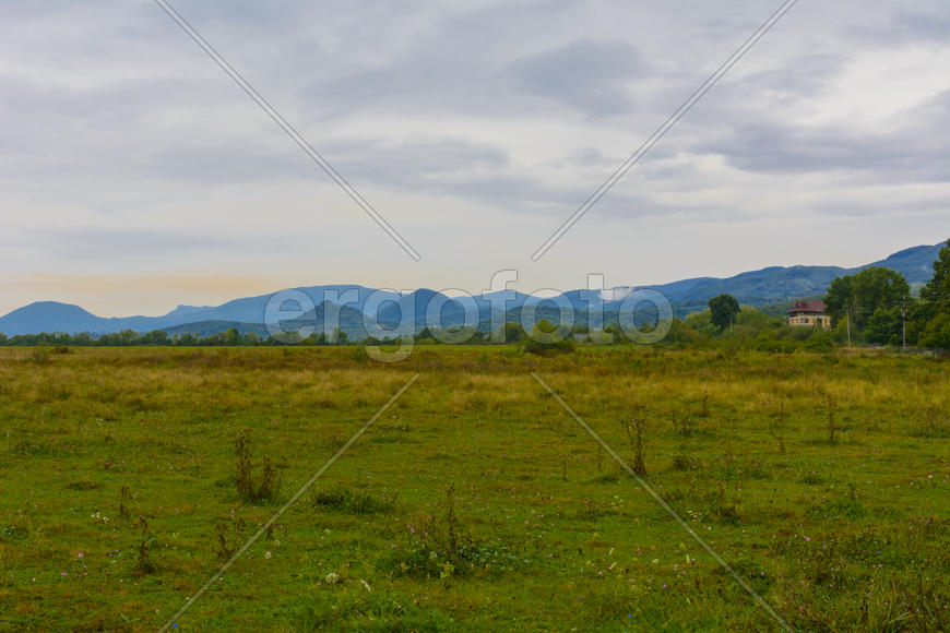 Пейзаж полей и гор в Западной Украине