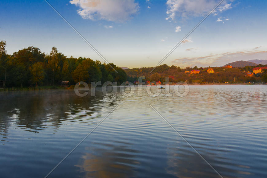 Озеро в горах для отдыха и рыбалки. Ранним утром