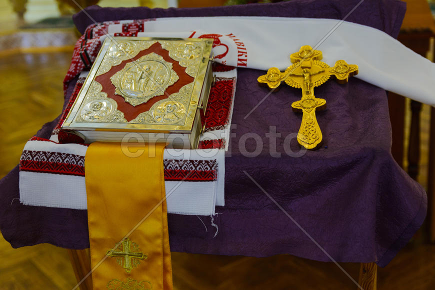 Библия на столе в христианской церкви