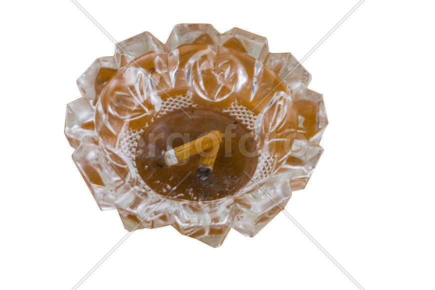 Грязная пепельница с окурками на белом фоне 