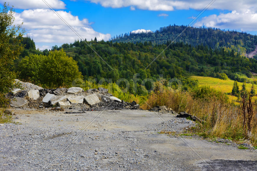 Серпантин горных дорог и горных долин в Украине