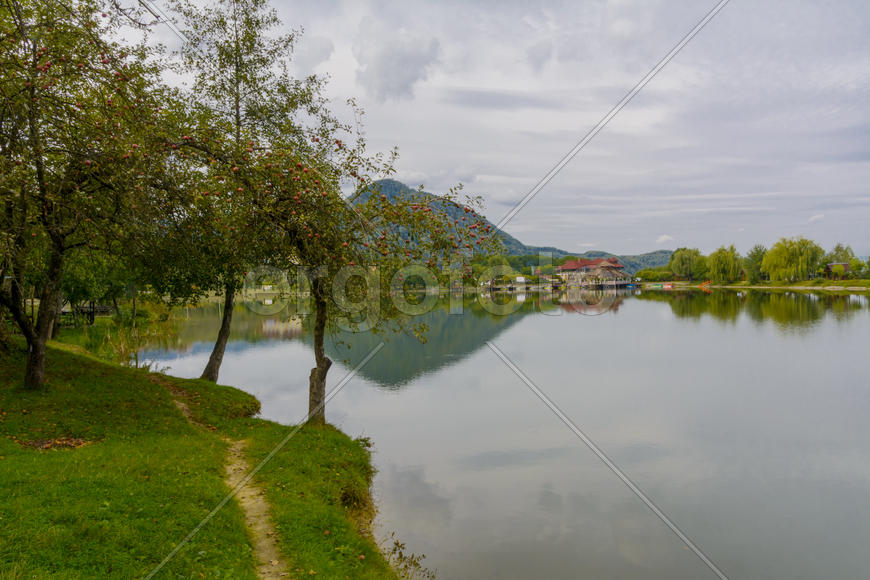 Озеро в горах для отдыха и рыбалки