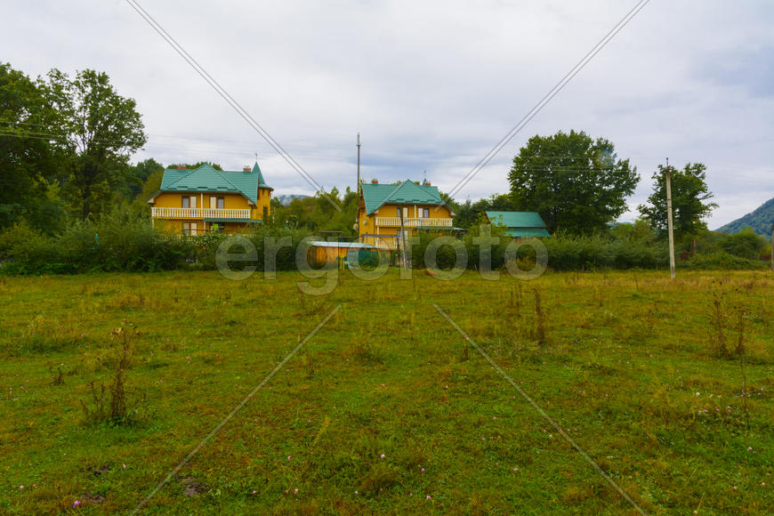 Дизайн частного дома. Дом с зеленой крышей 