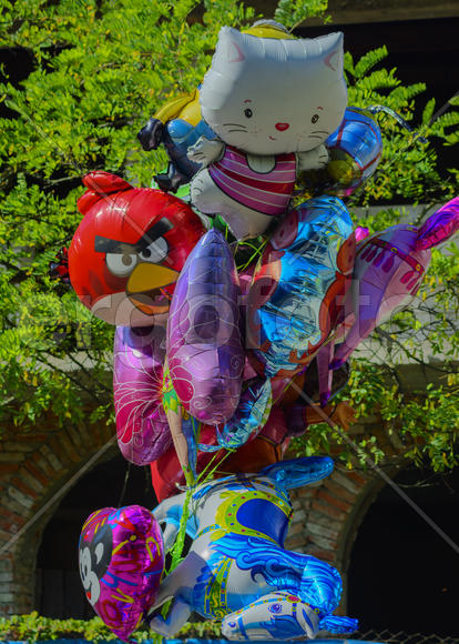 Детские игрушки на ярмарке в селе Западной Украины