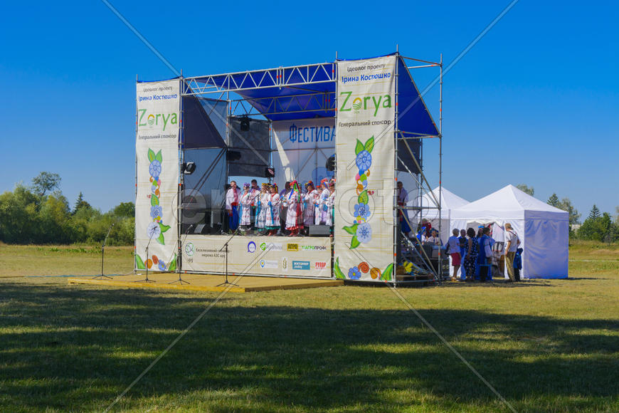 Speech by the artists at the fair in the village