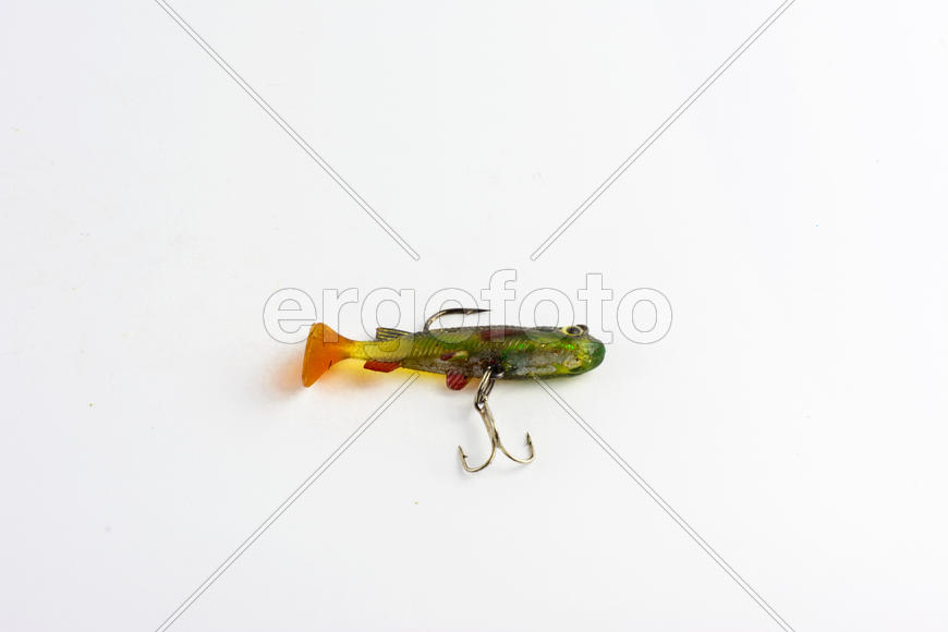Приманки для рыбалки с крючком на белом фоне