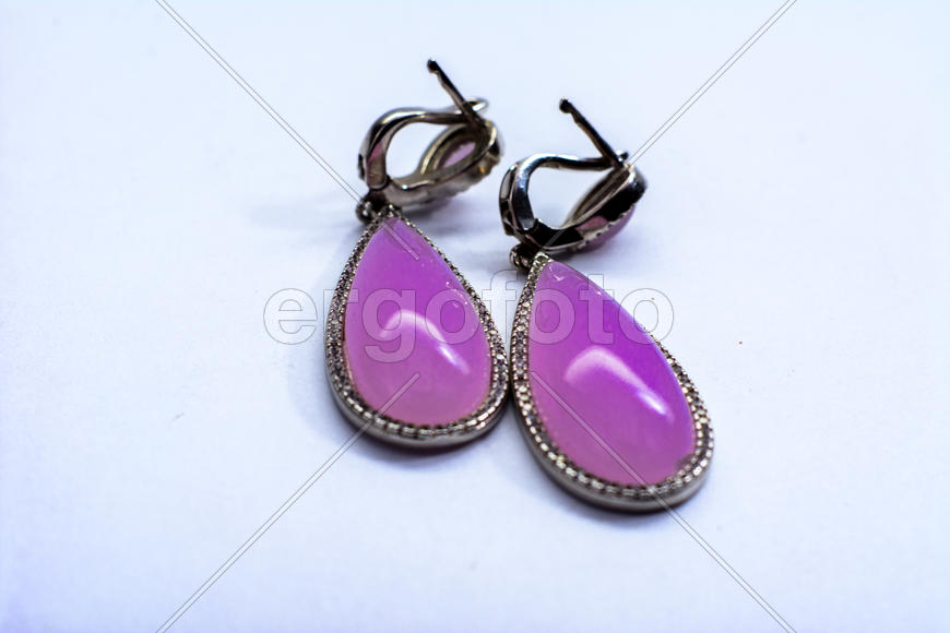 Женские ювелирные изделия и украшения на белом фоне