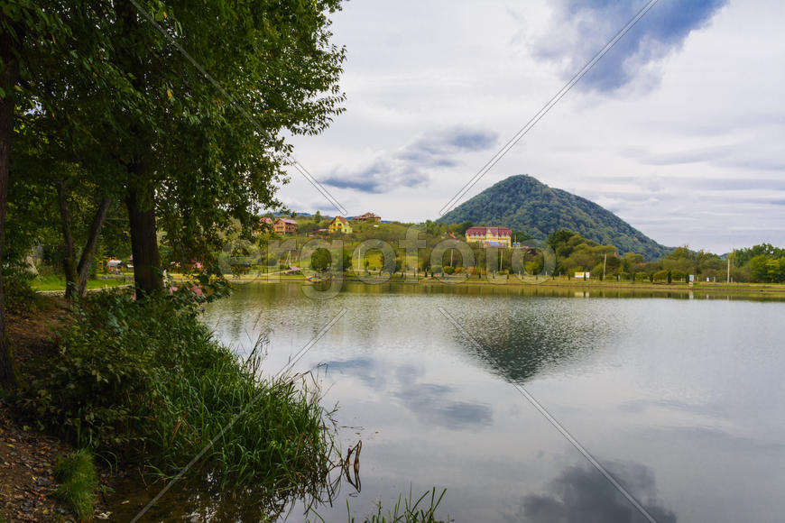 Озеро в горах для отдыха и рыбалки
