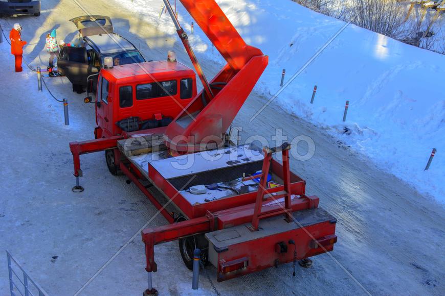 Башенный кран - спецтехника на дороге в зимний период
