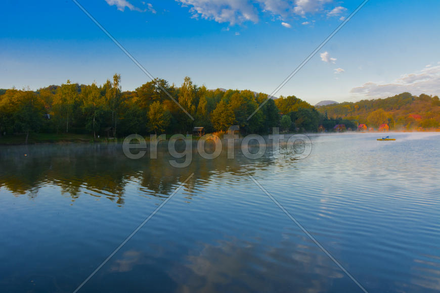 Озеро в горах для отдыха и рыбалки. Ранним утром