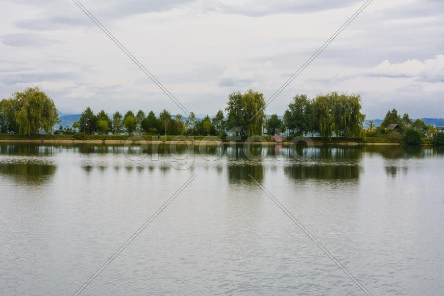 Озеро в горах для отдыха и рыбалки