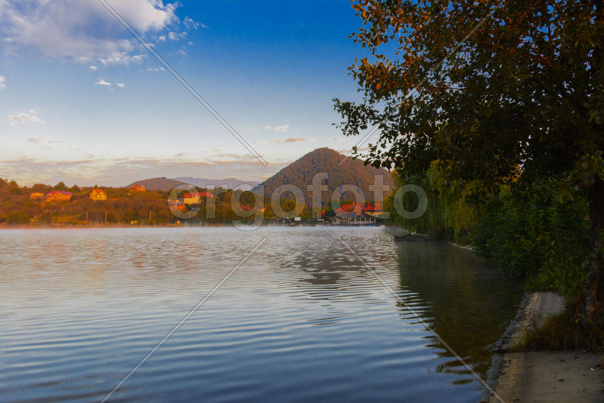 Озеро в горах для отдыха и рыбалки. Ранним утром