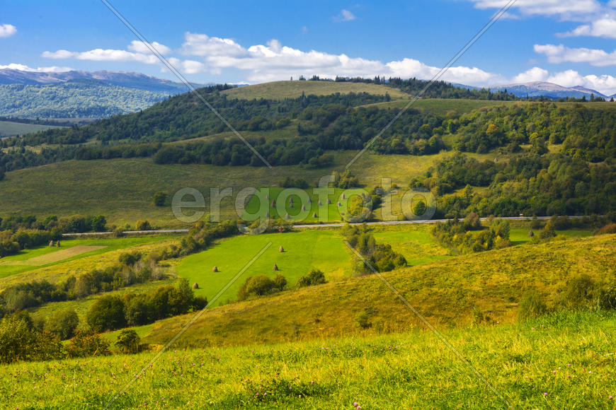 Серпантин горных дорог и горных долин в Украине