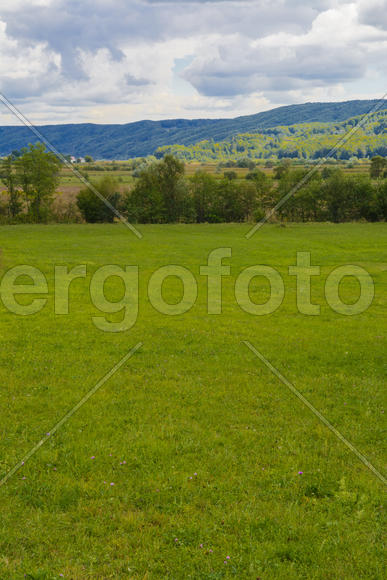 Пейзаж полей и гор в Западной Украине