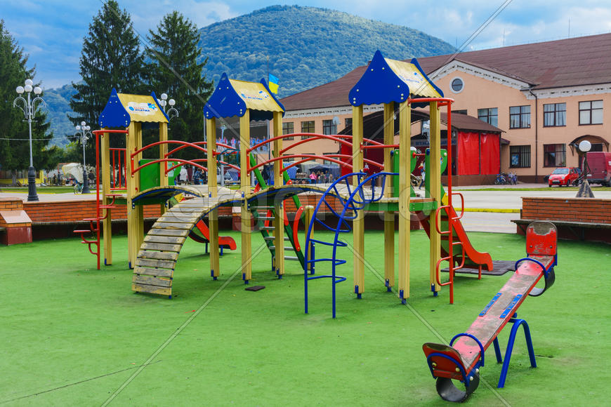 Городская архитектура и обустройство Западной Украины. Детская площадка 