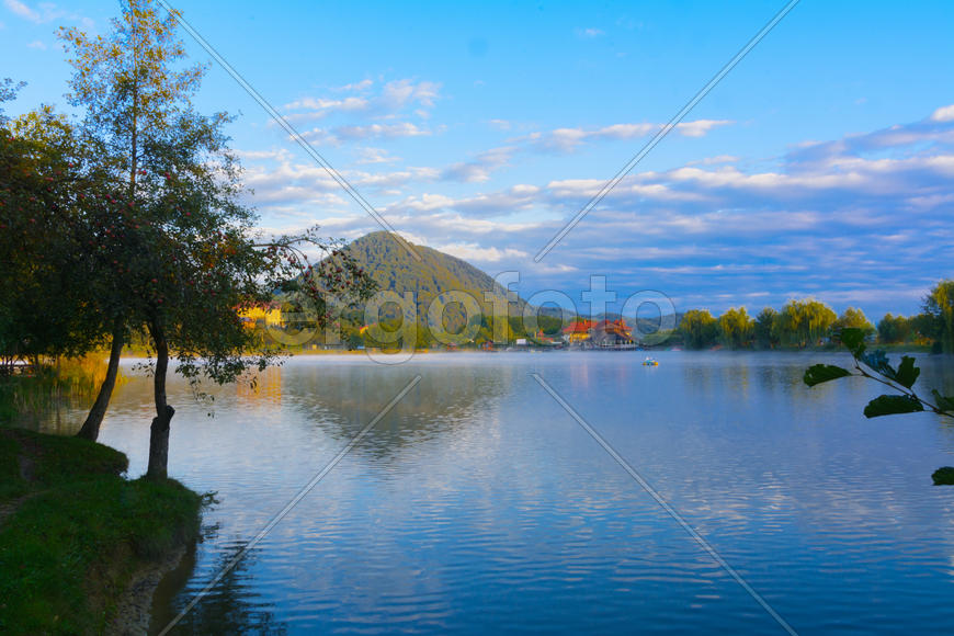 Озеро в горах для отдыха и рыбалки. Ранним утром