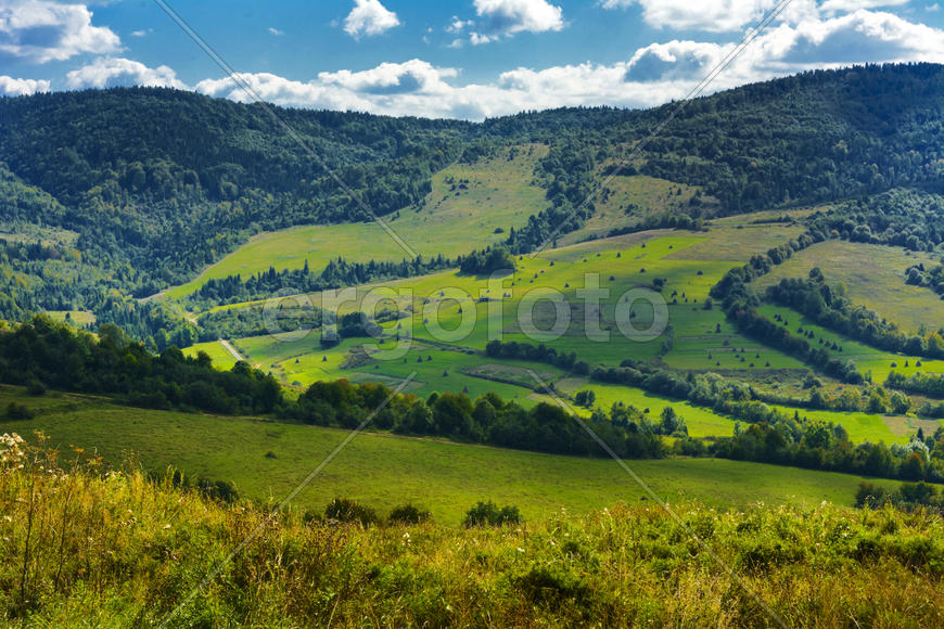 Серпантин горных дорог и горных долин в Украине