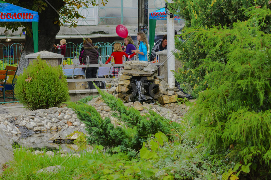 Фонтан в парке на фестивале в селе Западной Украины