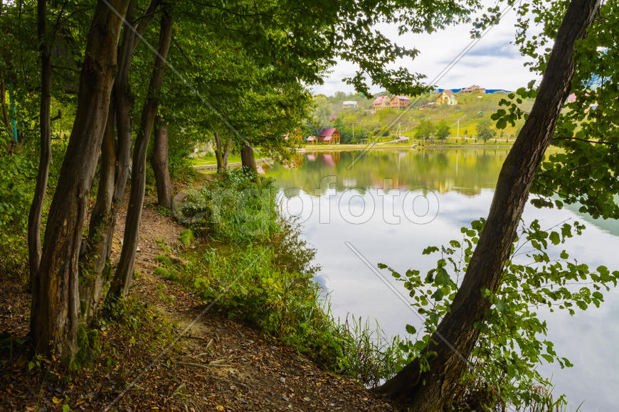 Озеро в горах для отдыха и рыбалки