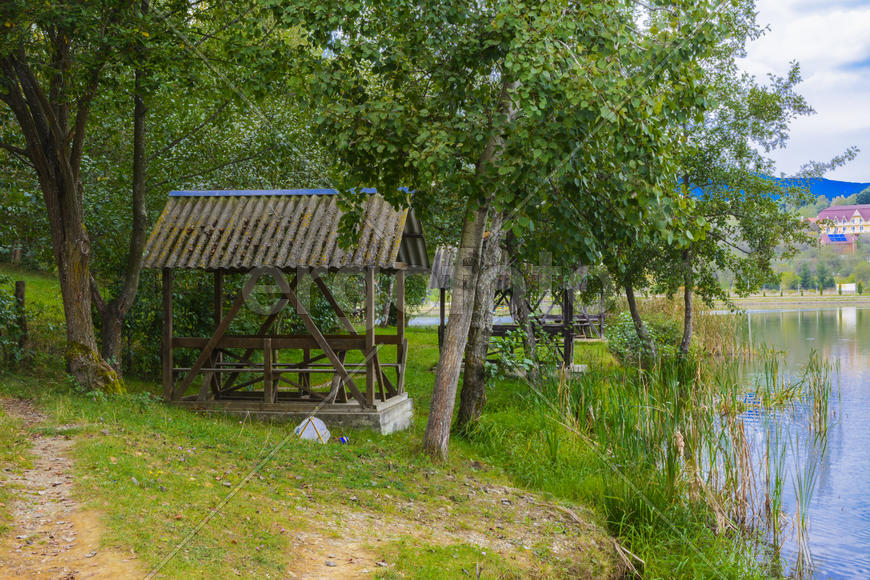 Озеро в горах для отдыха и рыбалки