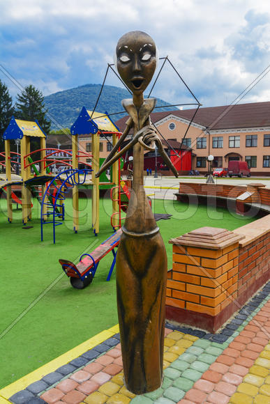 Городская архитектура и обустройство Западной Украины. Детская площадка 