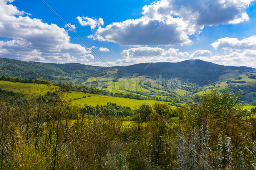 Серпантин горных дорог и горных долин в Украине
