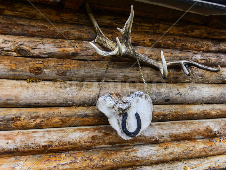 Деревянный частный дом, построенный на берегу озера