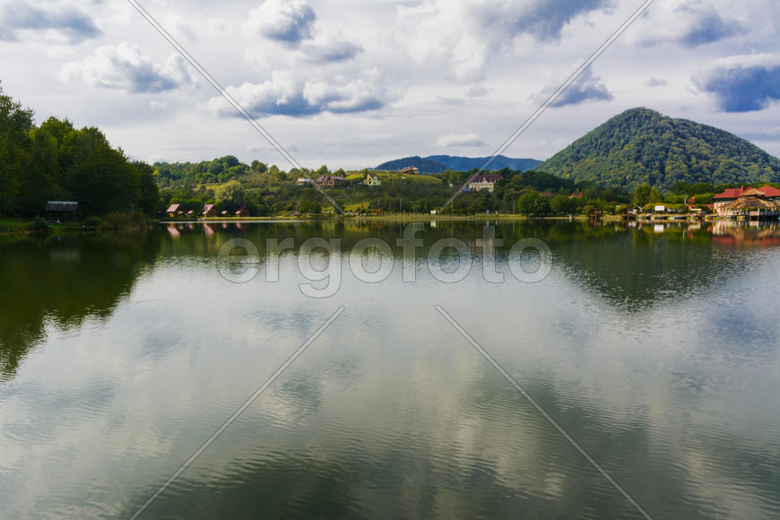 Озеро в горах для отдыха и рыбалки