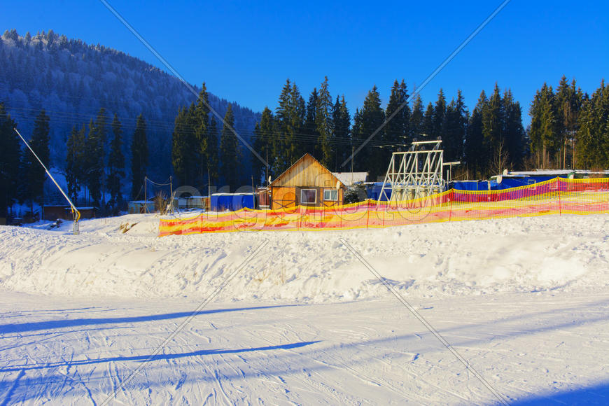Катание на лыжах и отдых в горах зимой