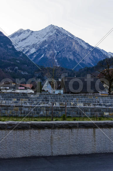 Крыши домов среди гор