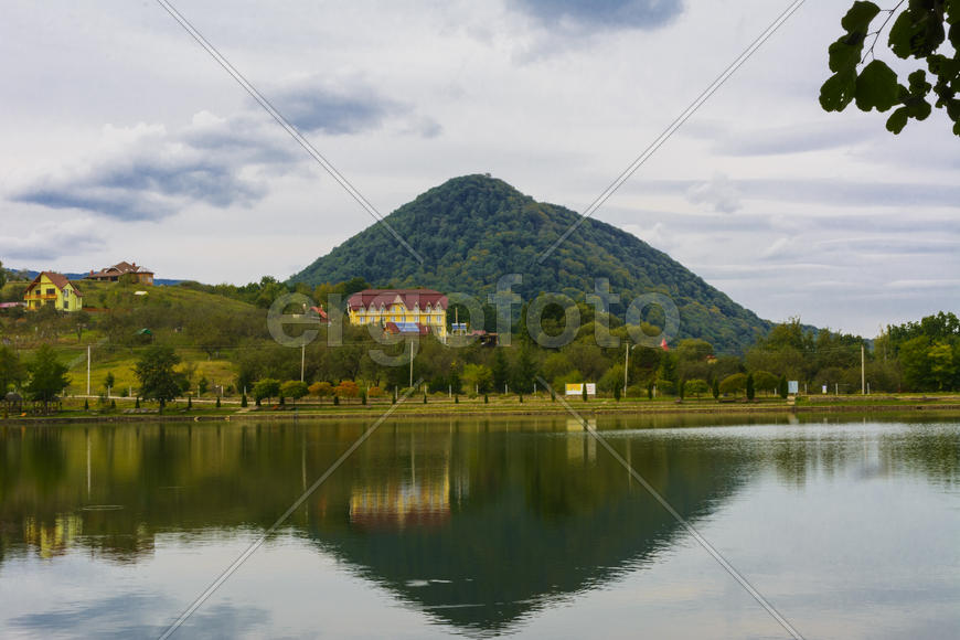 Озеро в горах для отдыха и рыбалки