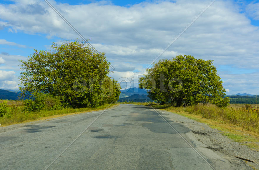 Горная дорога. Ландшафт поля и гор