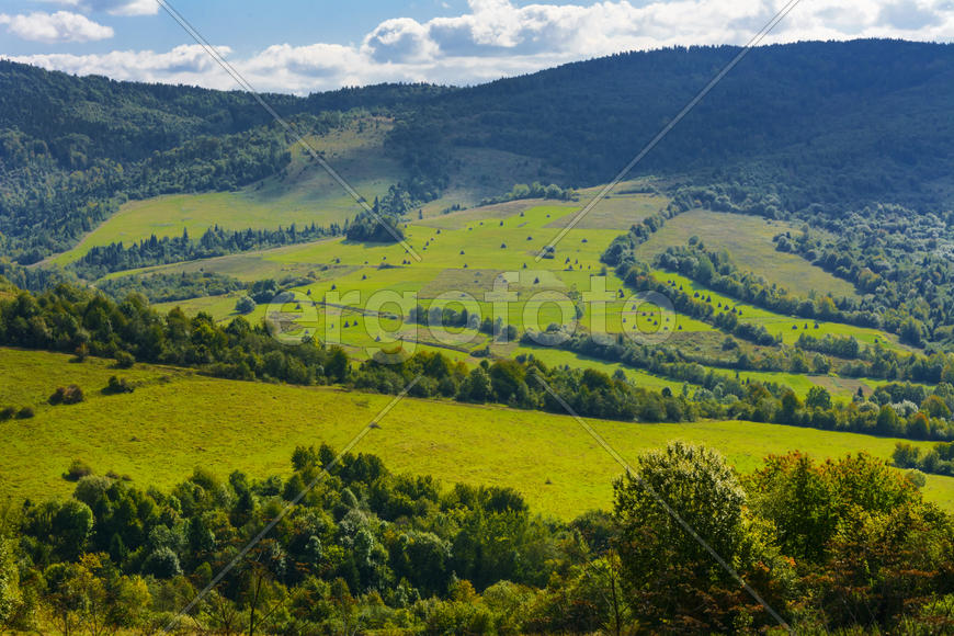 Серпантин горных дорог и горных долин в Украине