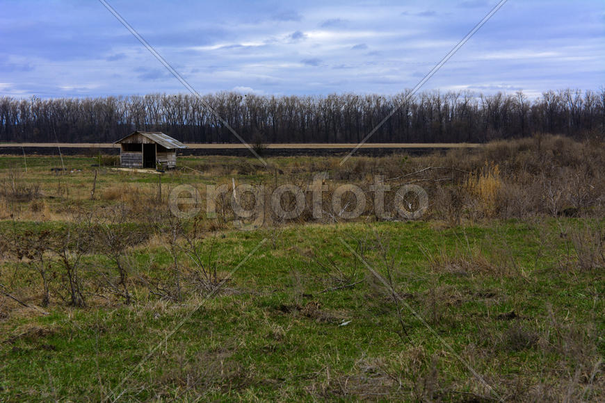 Старые и ненужные разрушенные хозяйственные постройки